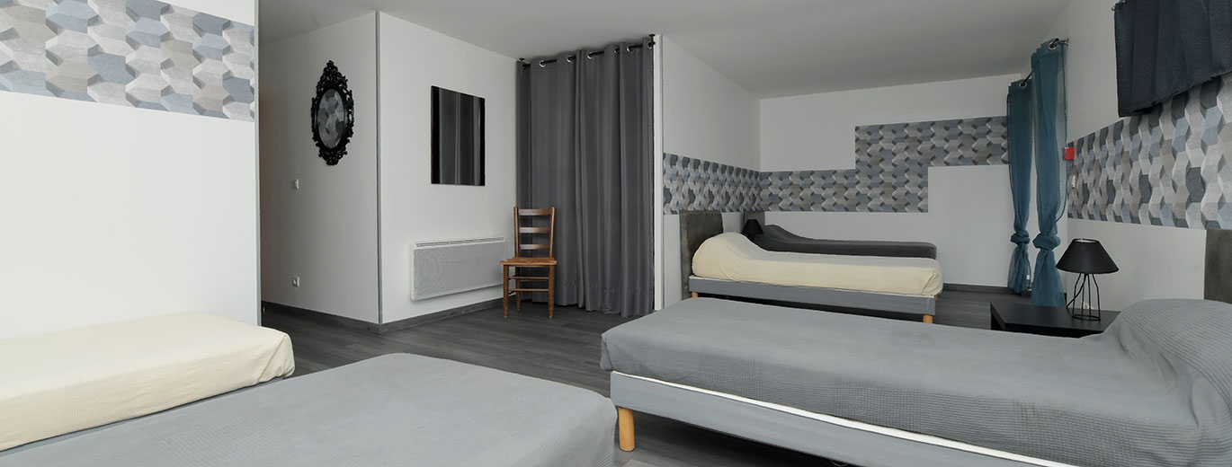 une décoration avec des tons pastels, élégante et design pour cette chambre de gîte