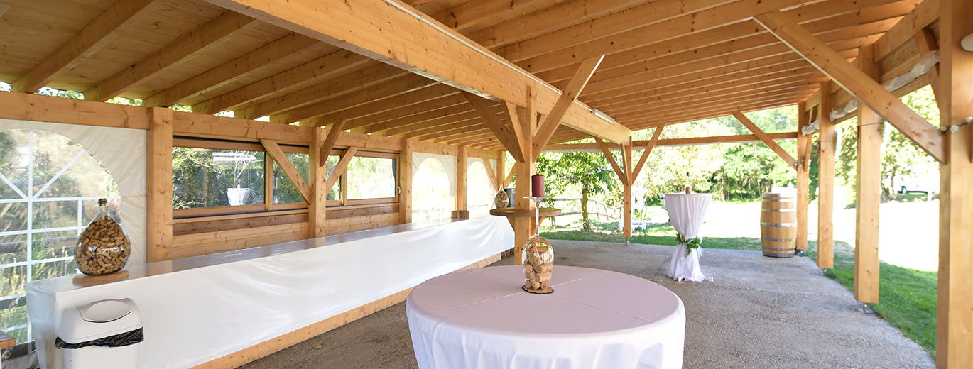 Un immense préau pour le vin d'honneur