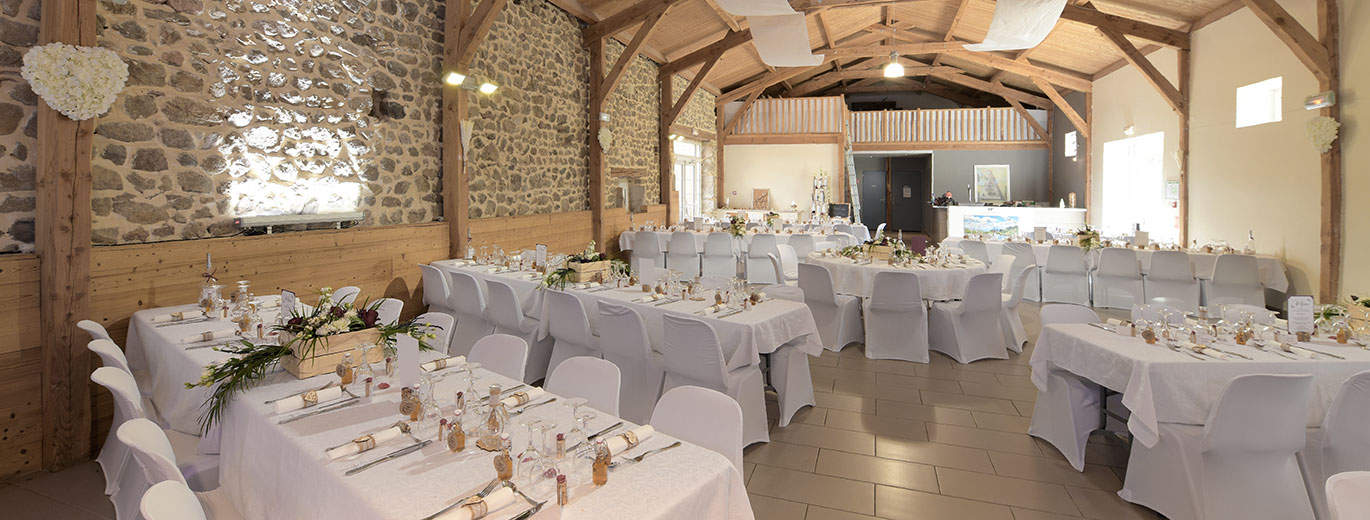 Une salle de mariage entièrement décorée Une magnifique salle de mariage décorée