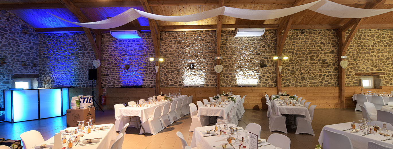 Le charme des vieilles pierres et des tentures : une salle de mariage unique